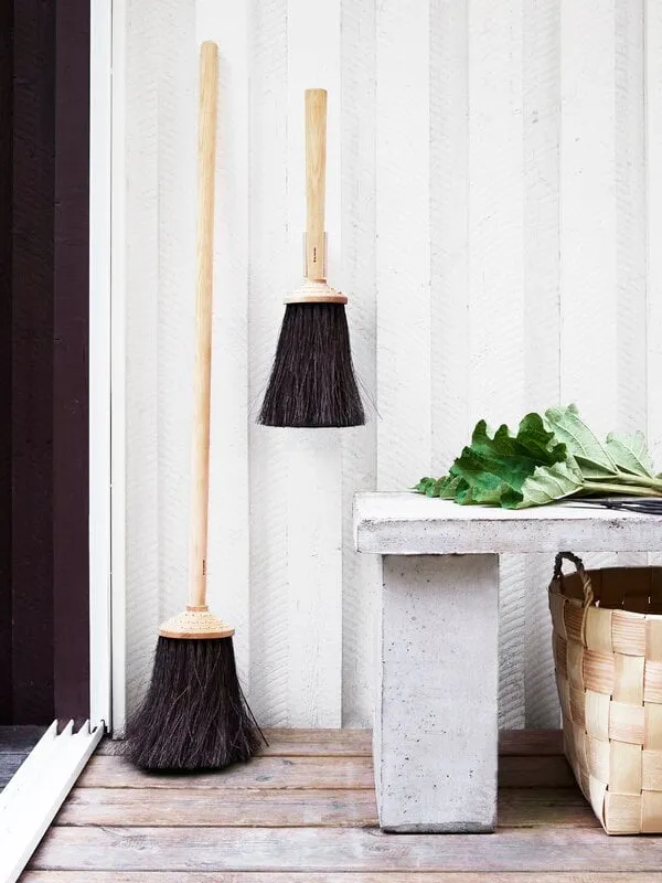 PORCH BROOM WITH LONG HANDLE